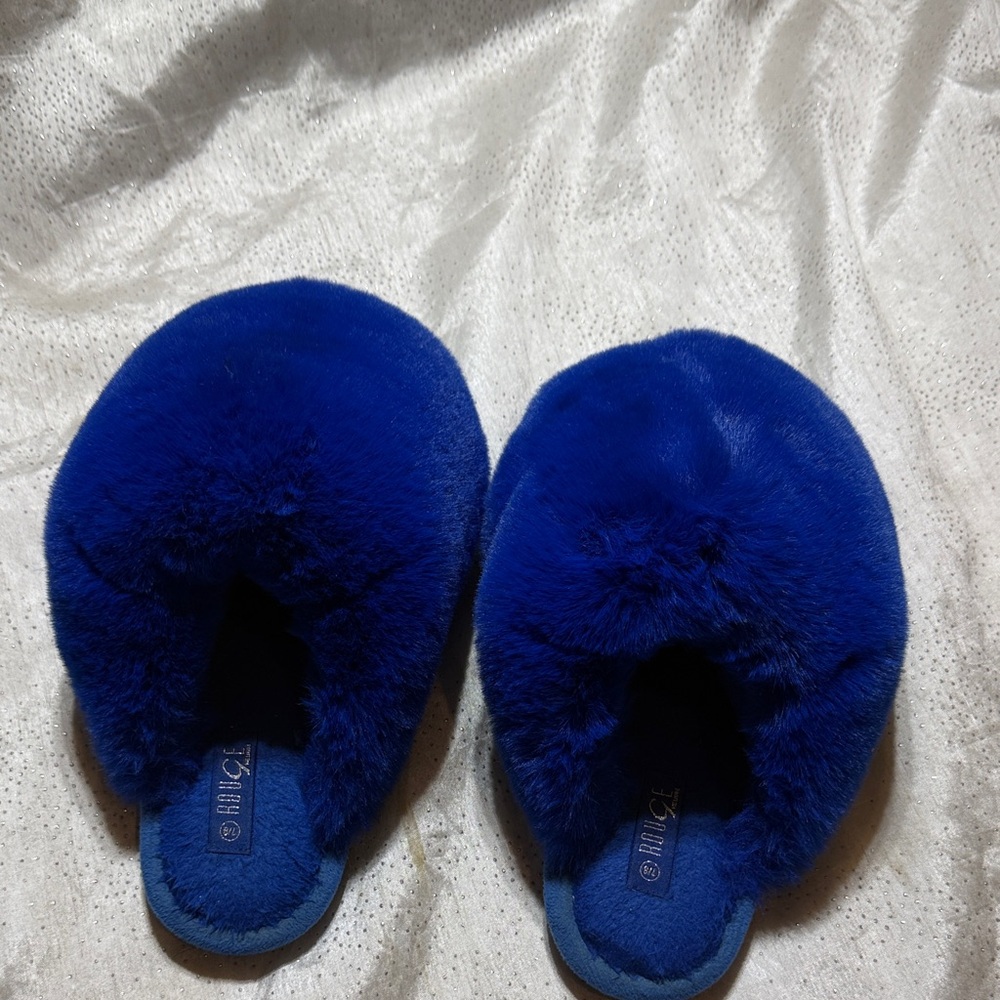 Rouge helium Plush Blue Slippers size 7/8